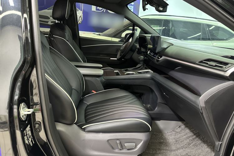 Used Toyota Granvia 2024 2.5L Hybrid Luxury Edition Interior 10