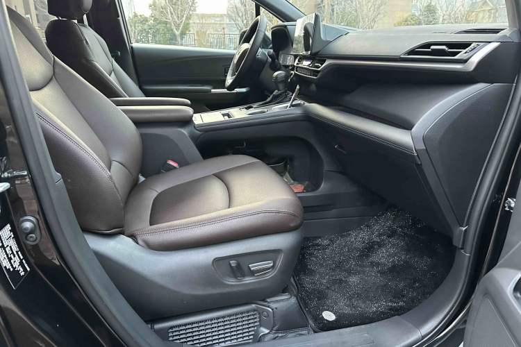 Used Toyota Granvia 2024 2.5L Hybrid Comfort Edition Interior 11