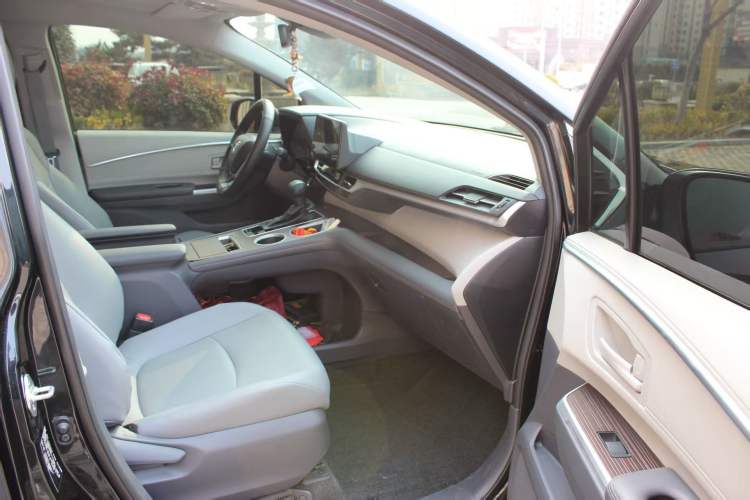 Used Toyota Granvia 2024 2.5L Hybrid Comfort Edition Interior 2