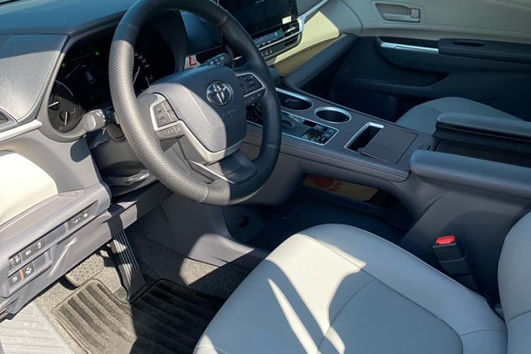 Used Toyota Granvia 2024 2.5L Hybrid Comfort Edition Interior 2