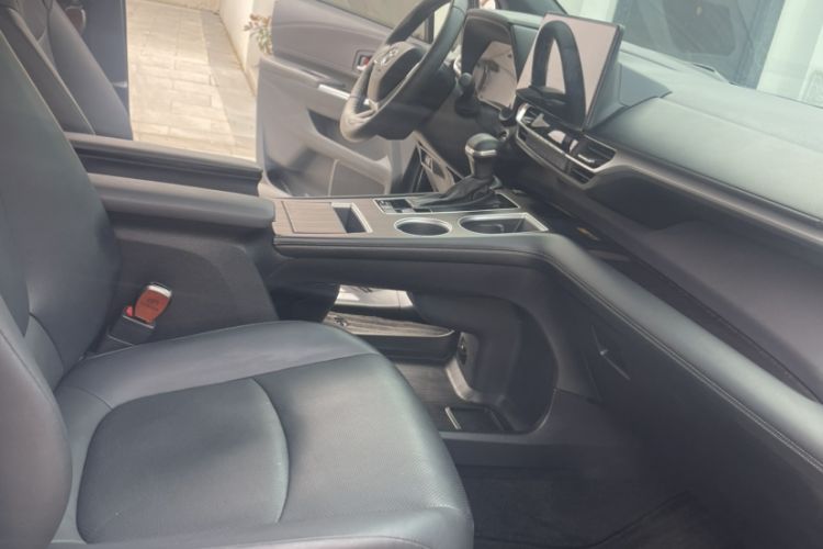 Used Toyota Granvia 2024 2.5L Hybrid Prestige PLUS Edition Interior 2