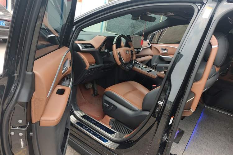 Used Toyota Granvia 2024 2.5L Hybrid Prestige PLUS Edition Interior 3