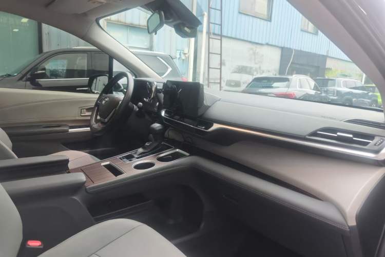 Used Toyota Granvia 2024 2.5L Hybrid Comfort Edition Interior 3