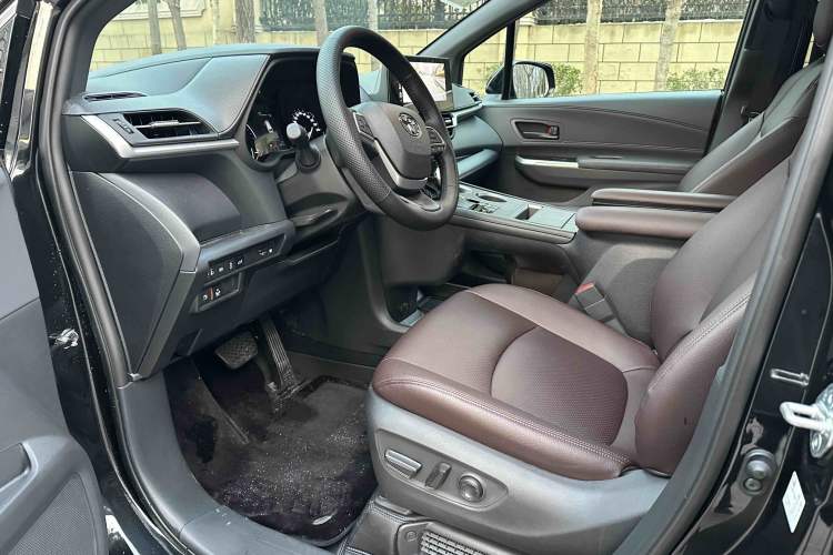 Used Toyota Granvia 2024 2.5L Hybrid Comfort Edition Interior 3