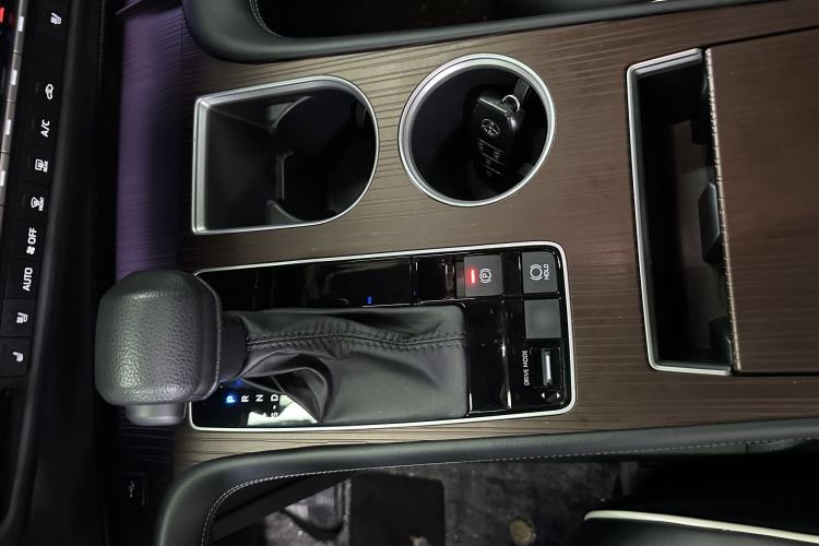 Used Toyota Granvia 2024 2.5L Hybrid Luxury Edition Interior 3