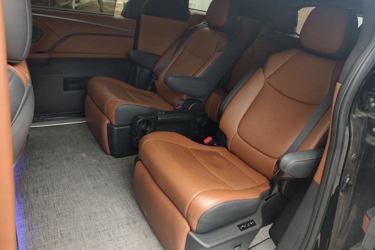 Used Toyota Granvia 2024 2.5L Hybrid Prestige PLUS Edition Interior 4