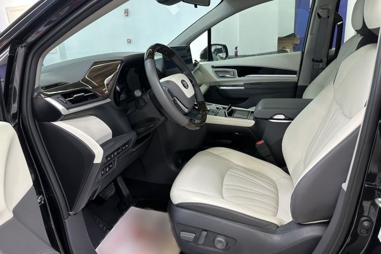 Used Toyota Granvia 2024 2.5L Hybrid Comfort Edition Interior 4