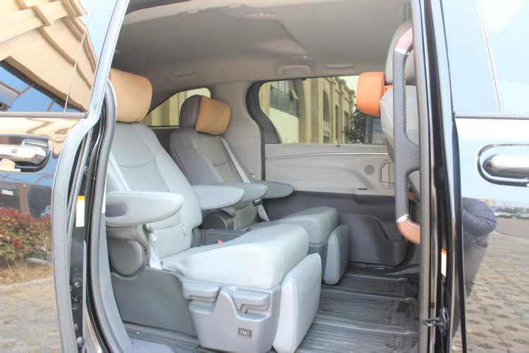 Used Toyota Granvia 2024 2.5L Hybrid Comfort Edition Interior 4