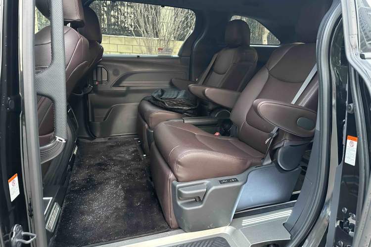 Used Toyota Granvia 2024 2.5L Hybrid Comfort Edition Interior 4