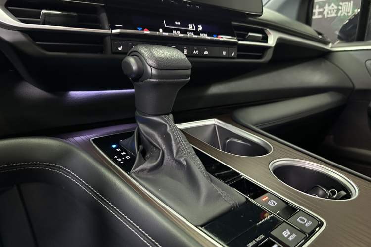 Used Toyota Granvia 2024 2.5L Hybrid Luxury Edition Interior 4