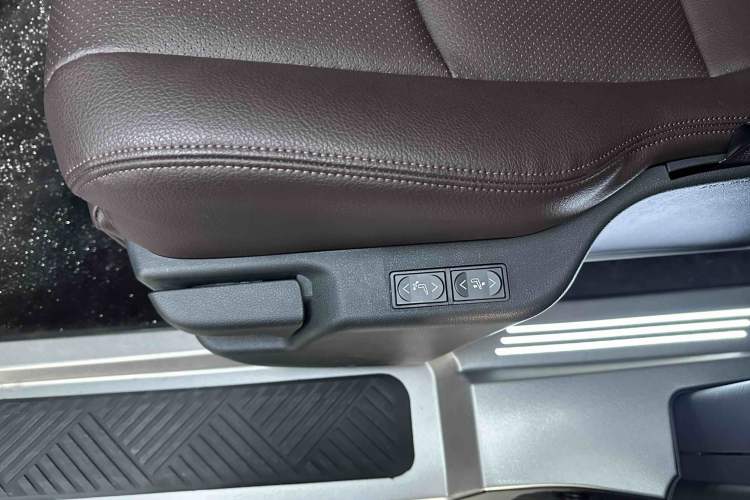 Used Toyota Granvia 2024 2.5L Hybrid Comfort Edition Interior 5