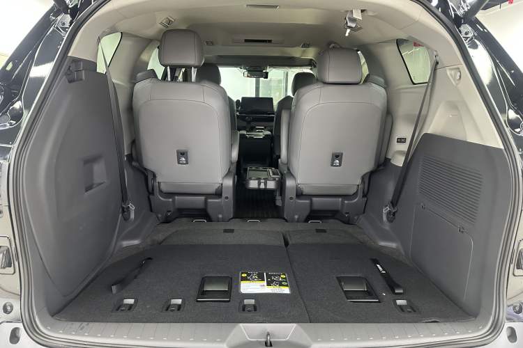 Used Toyota Granvia 2024 2.5L Hybrid Comfort Edition Interior 6