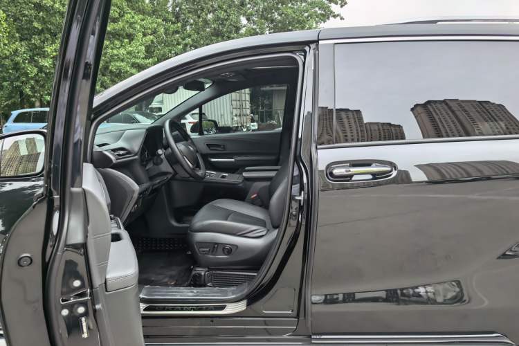 Used Toyota Granvia 2024 2.5L Hybrid Luxury Edition Interior 7