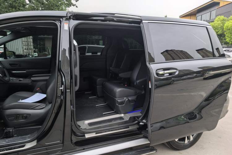 Used Toyota Granvia 2024 2.5L Hybrid Luxury Edition Interior 9