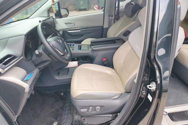 Used Toyota Granvia 2024 2.5L Hybrid Comfort Edition Left Front Seat