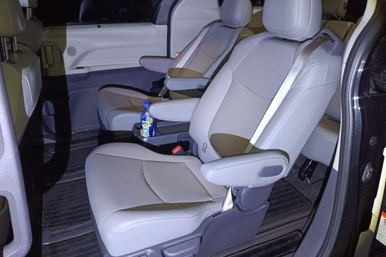 Used Toyota Granvia 2024 2.5L Hybrid Comfort Edition Left Rear Seat