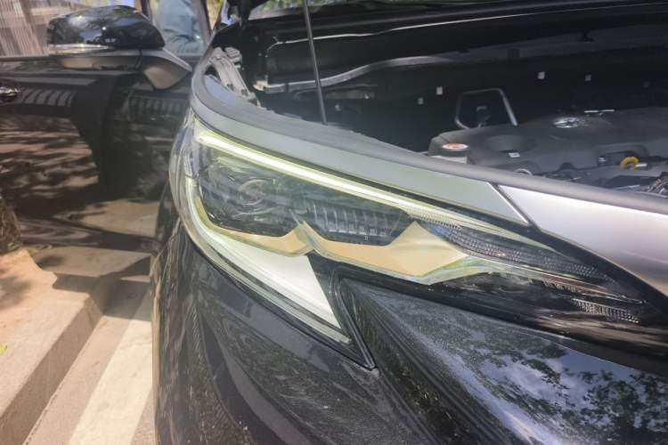 Used Toyota Granvia 2024 2.5L Hybrid Prestige PLUS Four-Wheel Drive Version Right Front Headlight