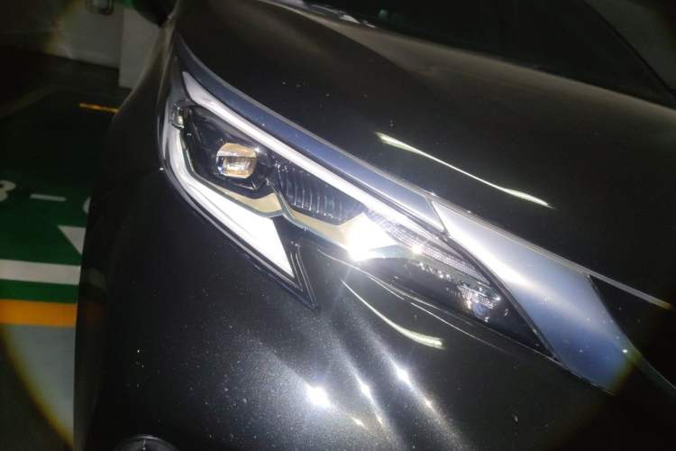 Used Toyota Granvia 2024 2.5L Hybrid Prestige PLUS Four-Wheel Drive Version Right Front Headlight