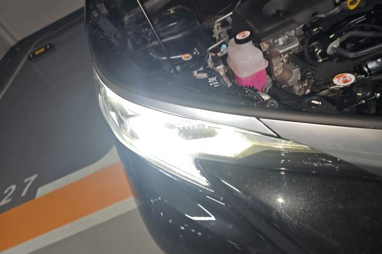 Used Toyota Granvia 2024 2.5L Hybrid Prestige PLUS Four-Wheel Drive Version Right Front Headlight