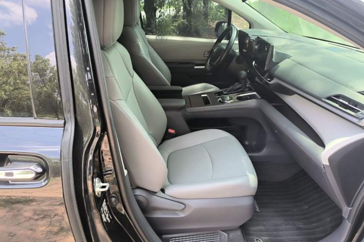 Used Toyota Granvia 2024 2.5L Hybrid Comfort Edition Right Front Seat