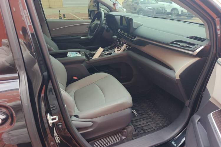 Used Toyota Granvia 2024 2.5L Hybrid Comfort Edition Right Front Seat
