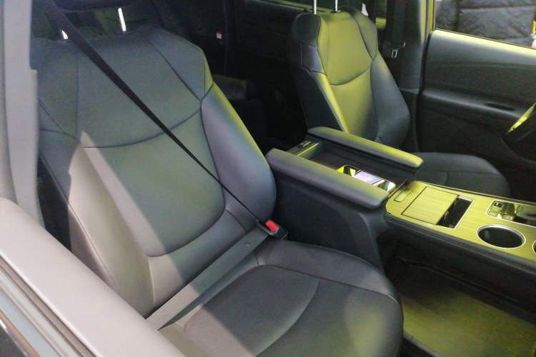 Used Toyota Granvia 2024 2.5L Hybrid Prestige PLUS Four-Wheel Drive Version Right Front Seat