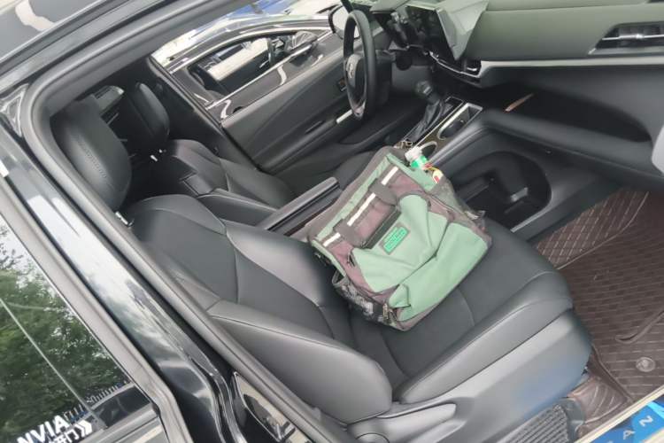 Used Toyota Granvia 2024 2.5L Hybrid Luxury Edition Right Front Seat