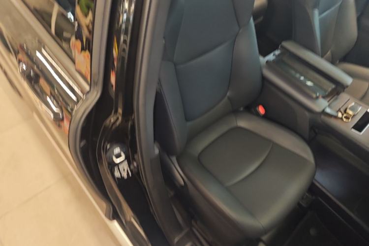 Used Toyota Granvia 2024 2.5L Hybrid Luxury Edition Right Front Seat