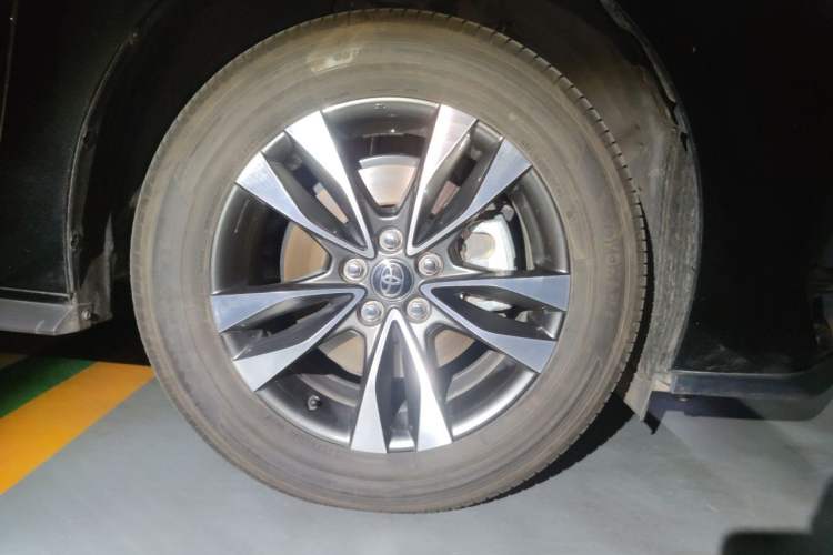Used Toyota Granvia 2024 2.5L Hybrid Prestige PLUS Four-Wheel Drive Version Right Front Wheel Hub