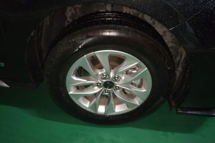 Used Toyota Granvia 2024 2.5L Hybrid Comfort Edition Right Front Wheel Hub