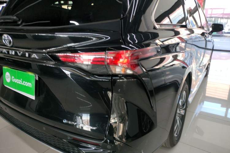 Used Toyota Granvia 2024 2.5L Hybrid Prestige PLUS Four-Wheel Drive Version Right Rear Taillight