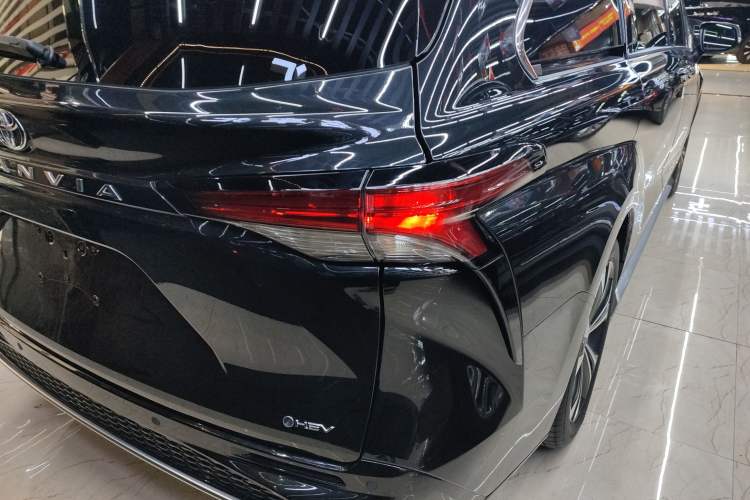 Used Toyota Granvia 2024 2.5L Hybrid Prestige PLUS Edition Right Rear Taillight