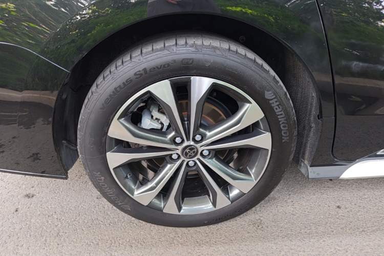 Used Toyota Granvia 2024 2.5L Hybrid Prestige PLUS Edition Right Rear Wheel Hub