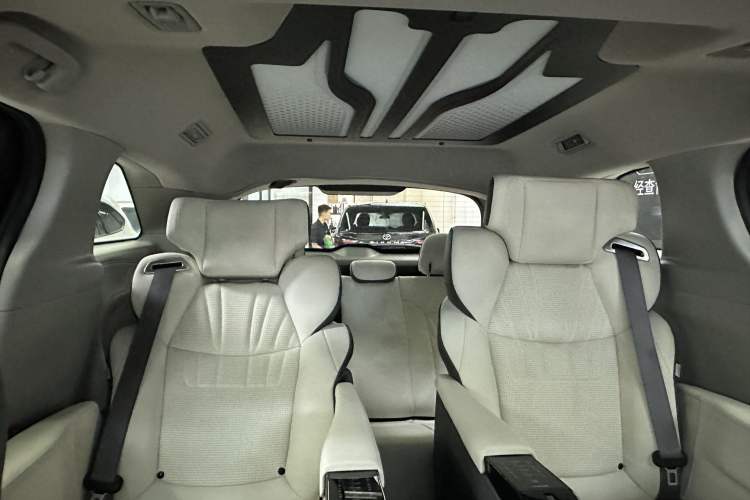 Used Toyota Granvia 2024 2.5L Hybrid Comfort Edition Roof