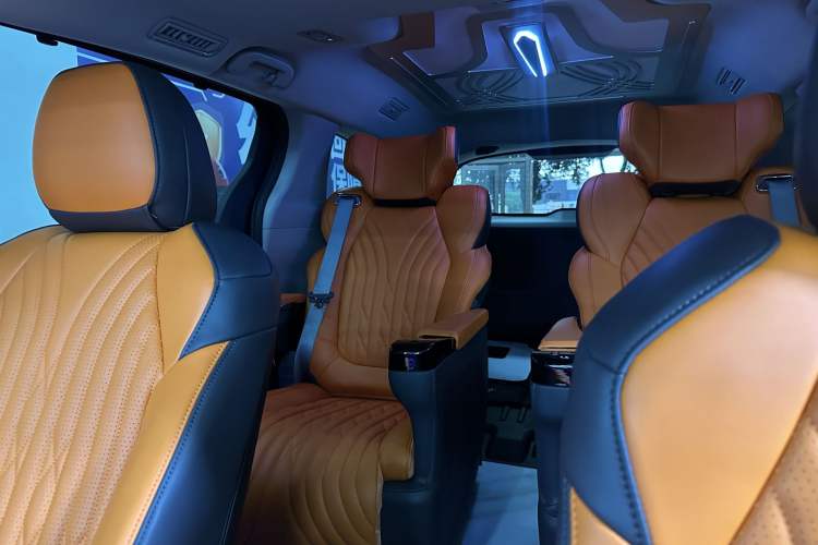 Used Toyota Granvia 2024 2.5L Hybrid Comfort Edition Roof