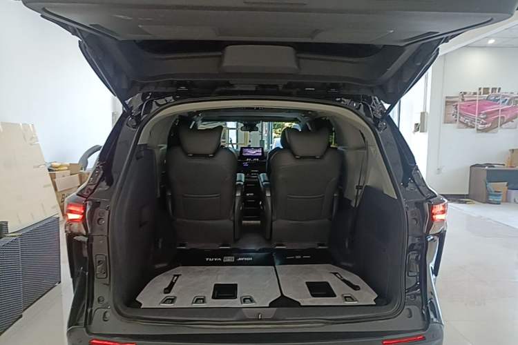 Used Toyota Granvia 2024 2.5L Hybrid Comfort Edition Trunk