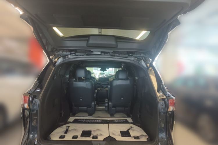 Used Toyota Granvia 2024 2.5L Hybrid Luxury Edition Trunk