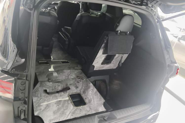Used Toyota Granvia 2024 2.5L Hybrid Luxury Edition Trunk