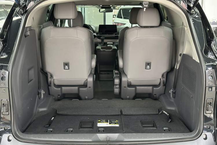 Used Toyota Granvia 2024 2.5L Hybrid Comfort Edition Trunk