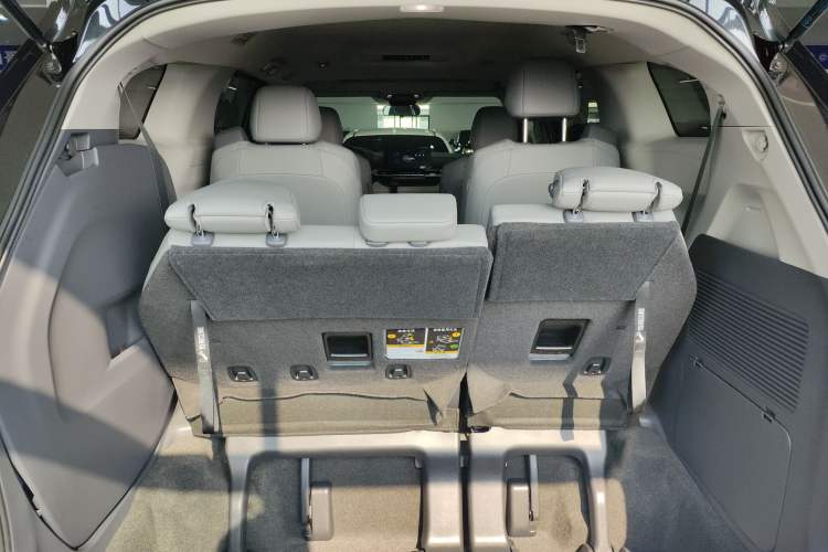 Used Toyota Granvia 2024 2.5L Hybrid Comfort Edition Trunk