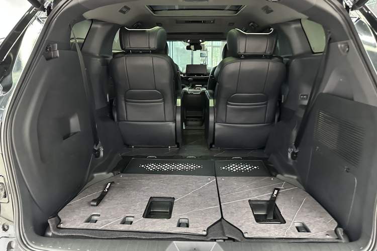 Used Toyota Granvia 2024 2.5L Hybrid Luxury Edition Trunk