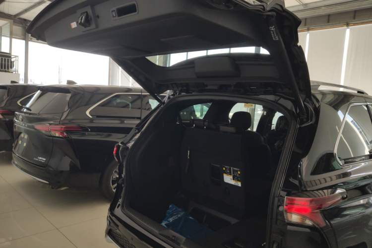 Used Toyota Granvia 2024 2.5L Hybrid Prestige PLUS Four-Wheel Drive Version Trunk