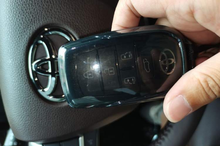 Used Toyota Granvia 2024 2.5L Hybrid Prestige PLUS Four-Wheel Drive Version Vehicle Key