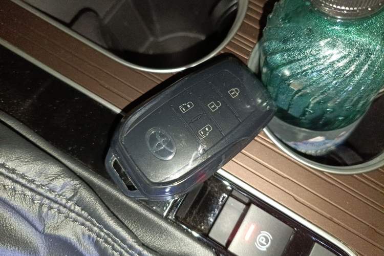 Used Toyota Granvia 2024 2.5L Hybrid Comfort Edition Vehicle Key