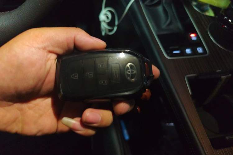 Used Toyota Granvia 2024 2.5L Hybrid Prestige PLUS Four-Wheel Drive Version Vehicle Key