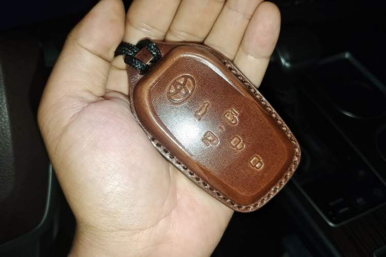 Used Toyota Granvia 2024 2.5L Hybrid Prestige PLUS Four-Wheel Drive Version Vehicle Key