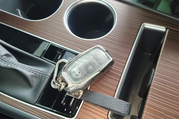 Used Toyota Granvia 2024 2.5L Hybrid Luxury Edition Vehicle Key