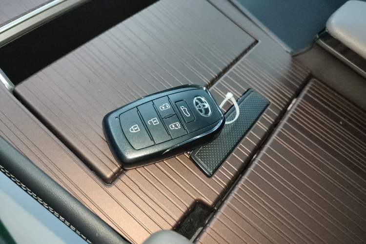 Used Toyota Granvia 2024 2.5L Hybrid Prestige PLUS Edition Vehicle Key
