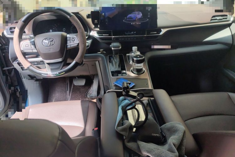 Used Toyota Granvia 2024 2.5L Hybrid Prestige PLUS Four-Wheel Drive Version Center Console