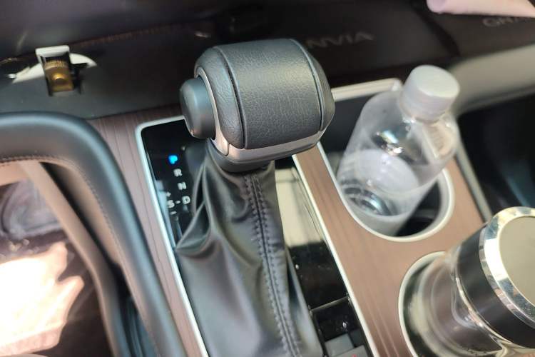Used Toyota Granvia 2024 2.5L Hybrid Prestige PLUS Four-Wheel Drive Version Gear Lever